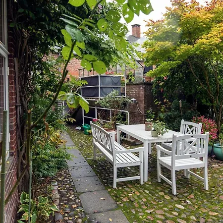 Bed and Breakfast To Sammenhaengende Vaerelser Med Udgang Til Have 3*