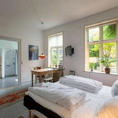 Bed and Breakfast To Sammenhaengende Vaerelser Med Udgang Til Have Ribe