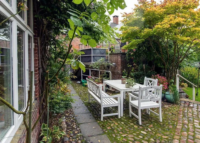 Couette-café To Sammenhaengende Vaerelser Med Udgang Til Have 3*